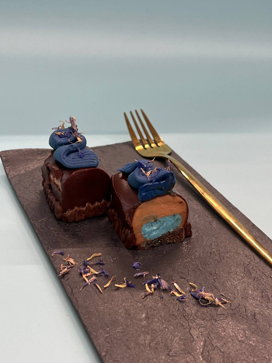 Кондитер из Владимира Елена Синицына продолжает создавать сладкие шедевры для селебрити. На этот раз она приняла участие в масштабном гастрономическом проекте, приуроченном к концертам Филиппа Киркорова. В преддверии сольных выступлений король российской эстрады представил тематическую коллекцию десертов.