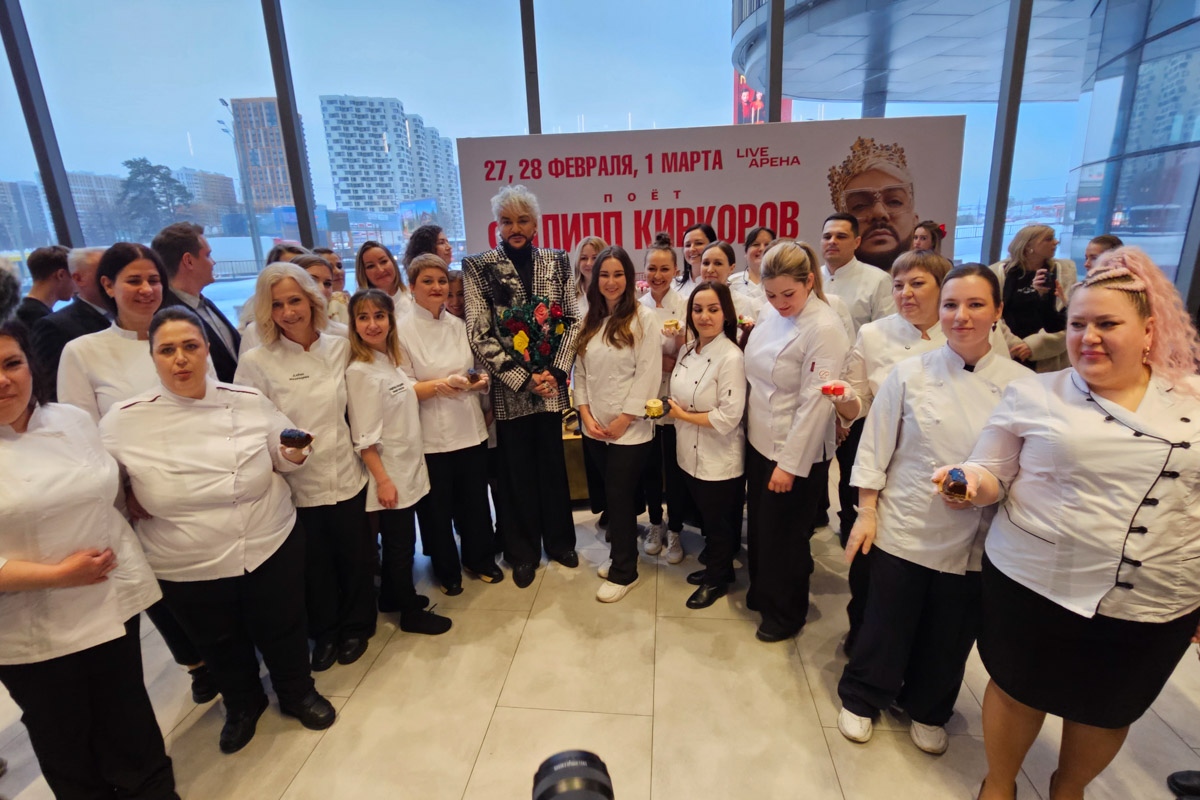 Кондитер из Владимира Елена Синицына продолжает создавать сладкие шедевры для селебрити. На этот раз она приняла участие в масштабном гастрономическом проекте, приуроченном к концертам Филиппа Киркорова. В преддверии сольных выступлений король российской эстрады представил тематическую коллекцию десертов.