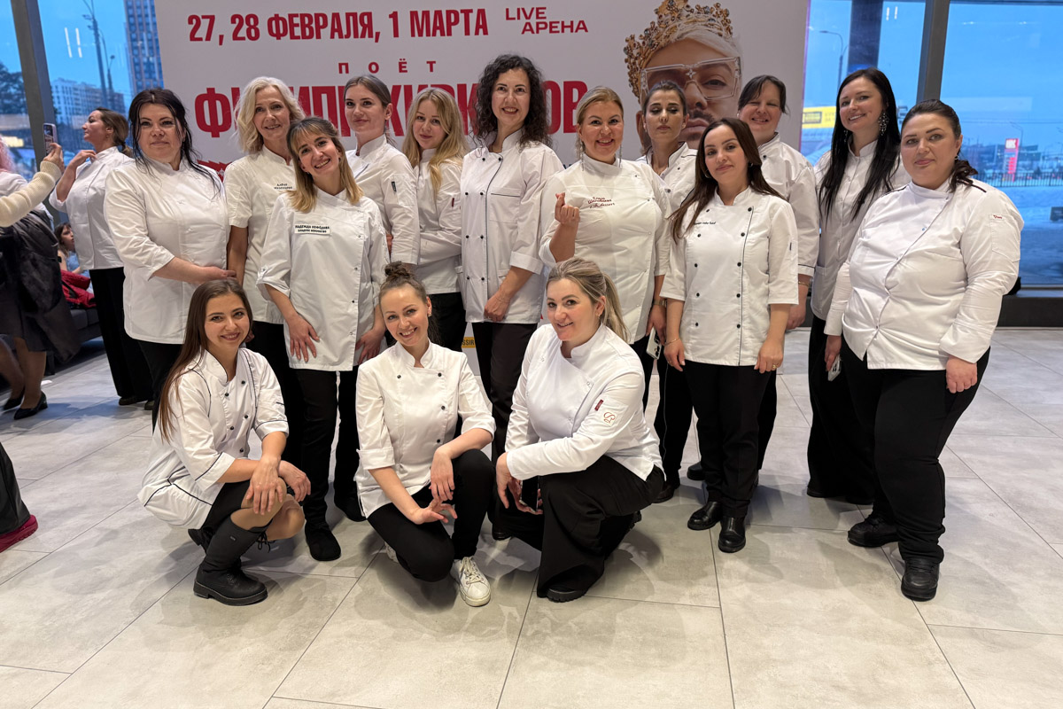 Кондитер из Владимира Елена Синицына продолжает создавать сладкие шедевры для селебрити. На этот раз она приняла участие в масштабном гастрономическом проекте, приуроченном к концертам Филиппа Киркорова. В преддверии сольных выступлений король российской эстрады представил тематическую коллекцию десертов.