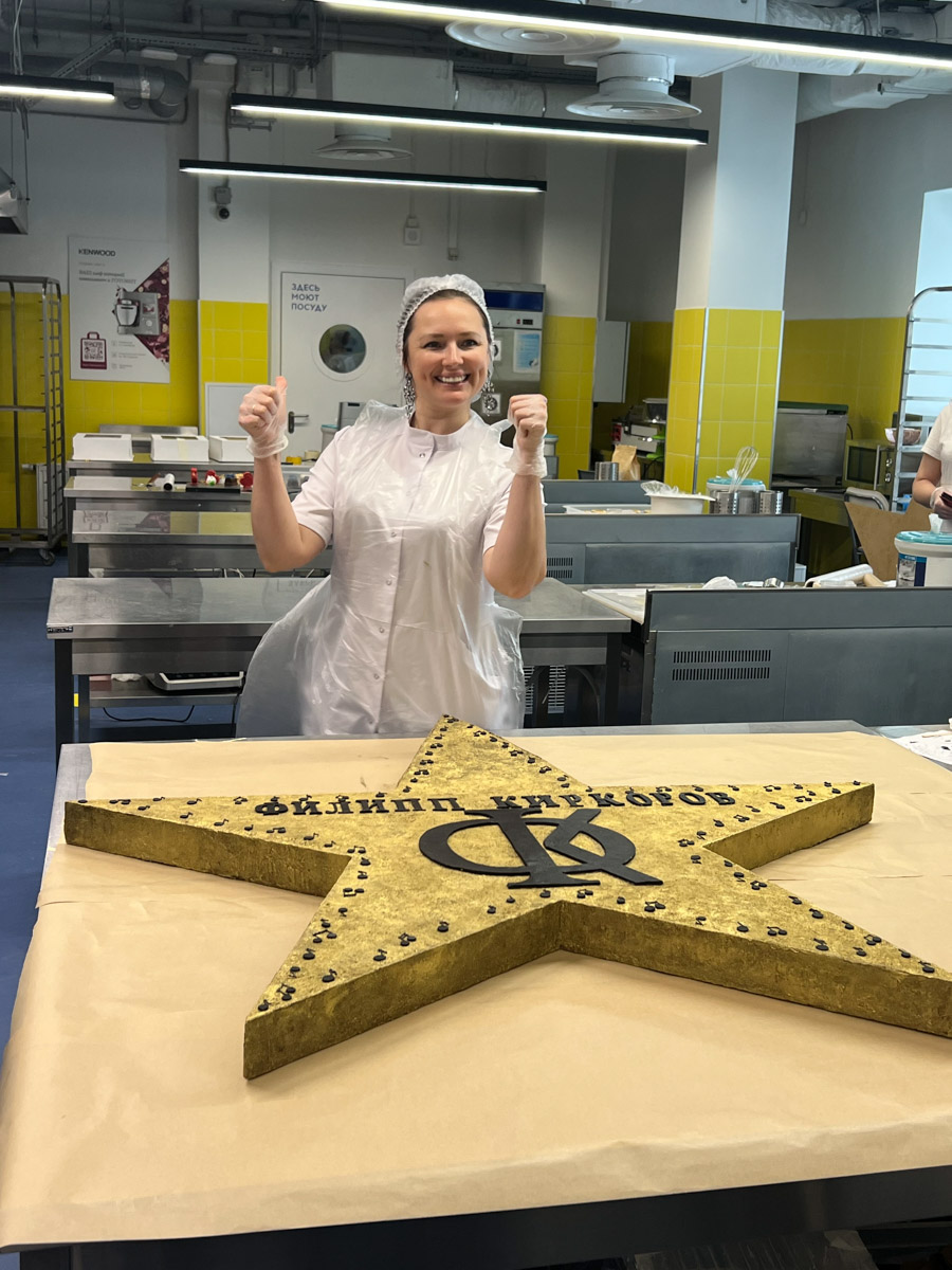 Кондитер из Владимира Елена Синицына продолжает создавать сладкие шедевры для селебрити. На этот раз она приняла участие в масштабном гастрономическом проекте, приуроченном к концертам Филиппа Киркорова. В преддверии сольных выступлений король российской эстрады представил тематическую коллекцию десертов.