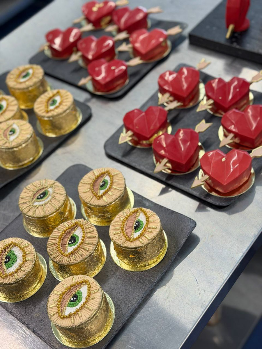 Кондитер из Владимира Елена Синицына продолжает создавать сладкие шедевры для селебрити. На этот раз она приняла участие в масштабном гастрономическом проекте, приуроченном к концертам Филиппа Киркорова. В преддверии сольных выступлений король российской эстрады представил тематическую коллекцию десертов.