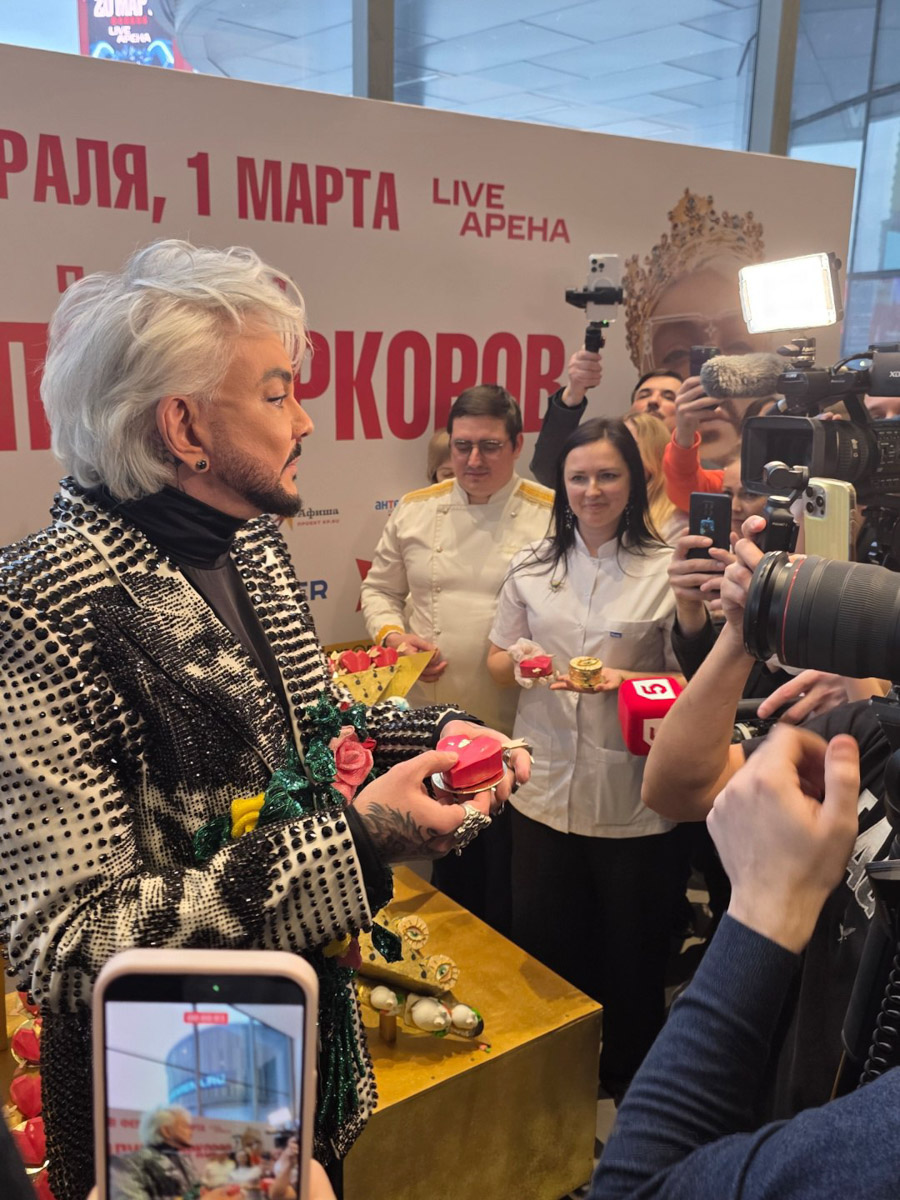 Кондитер из Владимира Елена Синицына продолжает создавать сладкие шедевры для селебрити. На этот раз она приняла участие в масштабном гастрономическом проекте, приуроченном к концертам Филиппа Киркорова. В преддверии сольных выступлений король российской эстрады представил тематическую коллекцию десертов.