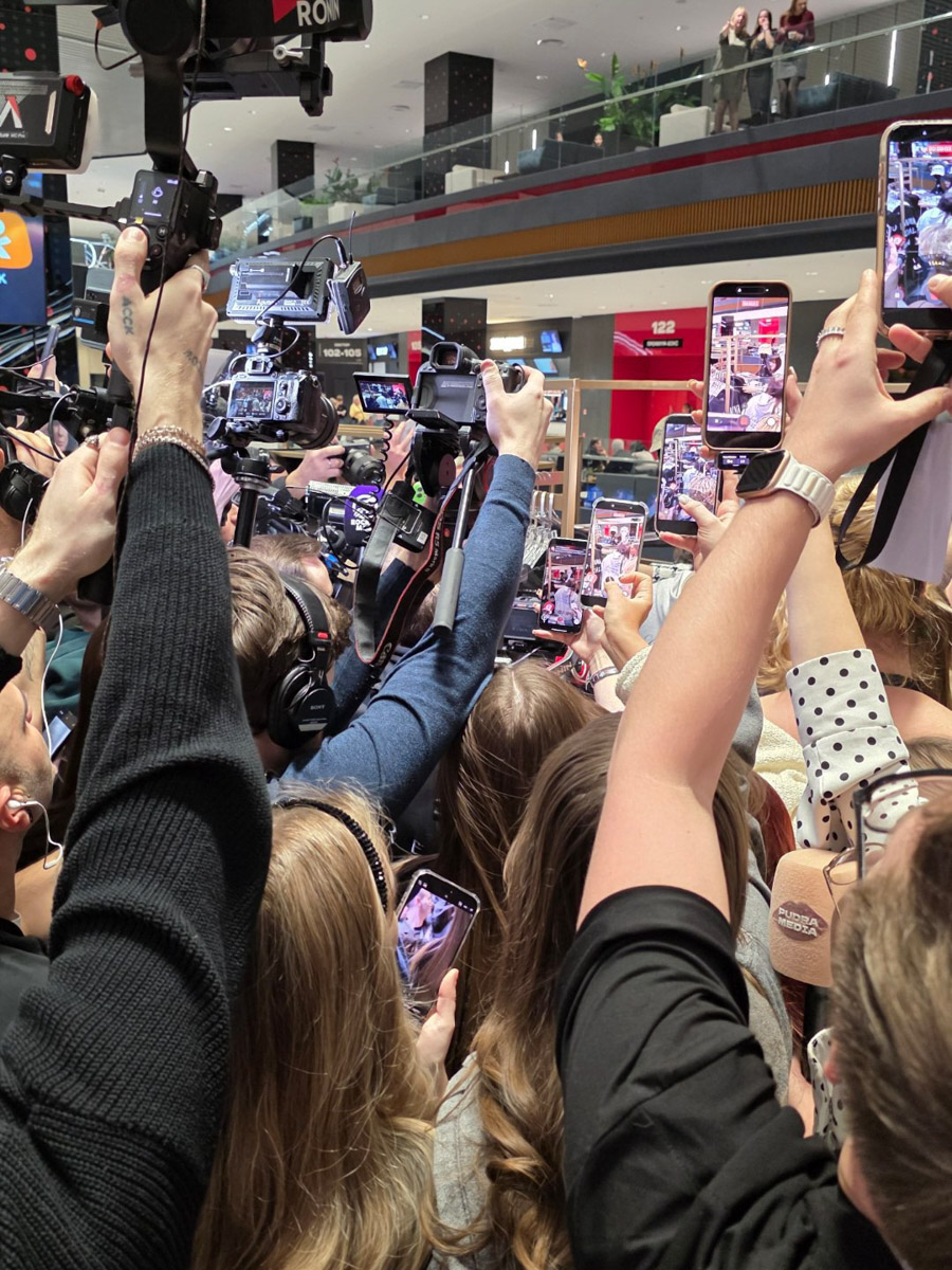 Кондитер из Владимира Елена Синицына продолжает создавать сладкие шедевры для селебрити. На этот раз она приняла участие в масштабном гастрономическом проекте, приуроченном к концертам Филиппа Киркорова. В преддверии сольных выступлений король российской эстрады представил тематическую коллекцию десертов.