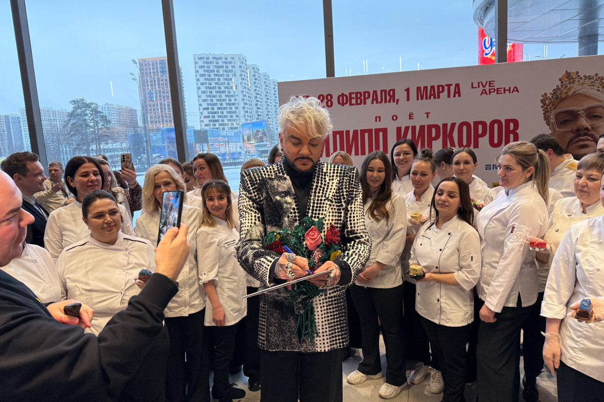 Кондитер из Владимира Елена Синицына продолжает создавать сладкие шедевры для селебрити. На этот раз она приняла участие в масштабном гастрономическом проекте, приуроченном к концертам Филиппа Киркорова. В преддверии сольных выступлений король российской эстрады представил тематическую коллекцию десертов.