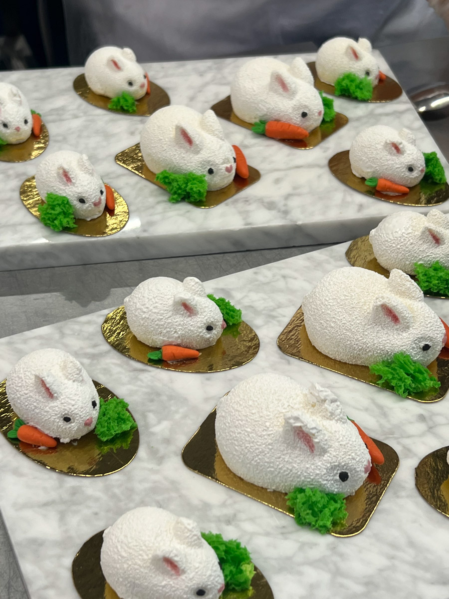 Кондитер из Владимира Елена Синицына продолжает создавать сладкие шедевры для селебрити. На этот раз она приняла участие в масштабном гастрономическом проекте, приуроченном к концертам Филиппа Киркорова. В преддверии сольных выступлений король российской эстрады представил тематическую коллекцию десертов.