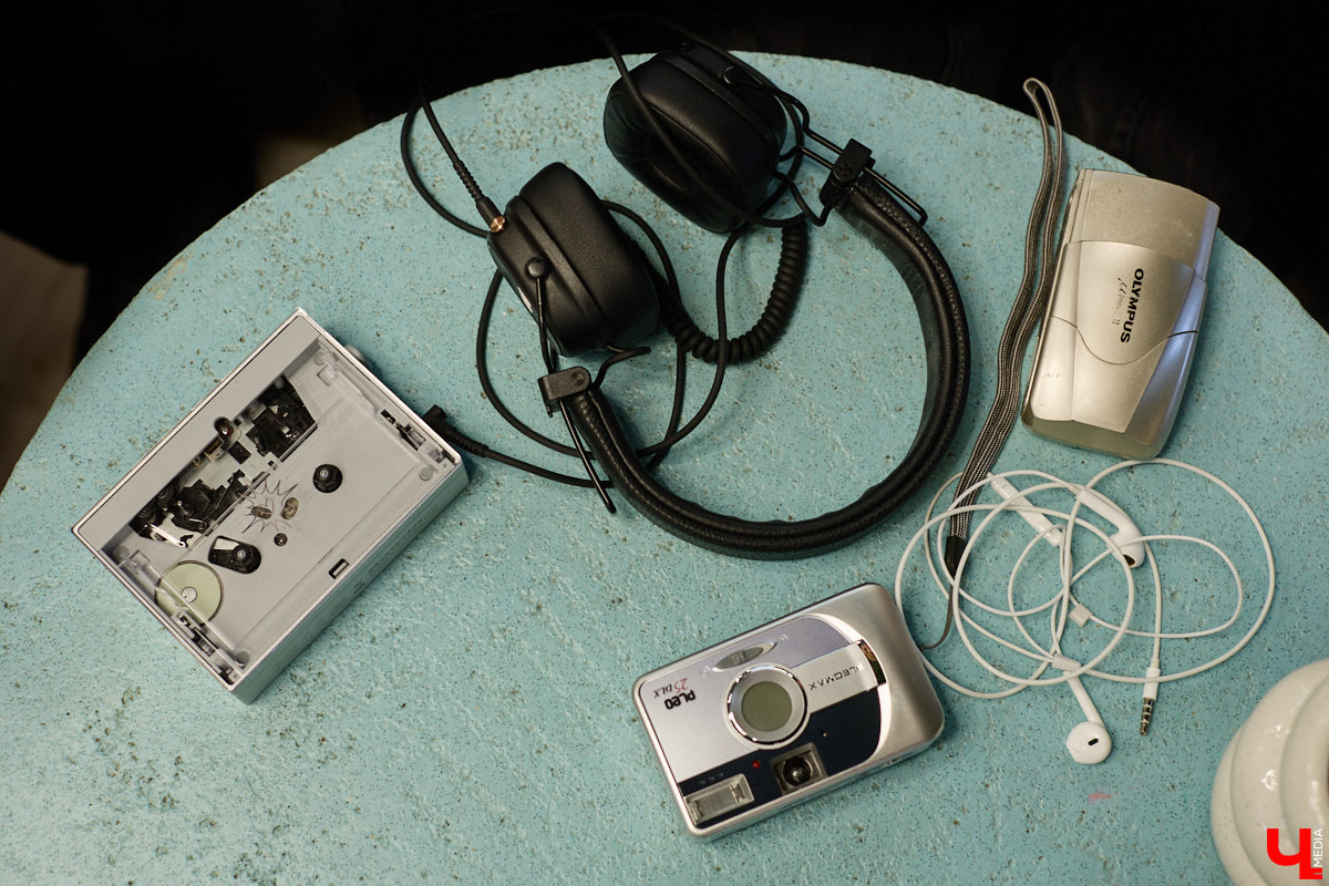 Помните, как недавно мы с удовольствием избавлялись от наушников, провода которых вечно путались в сумках? Смело нажимаем кнопку отмены. Теперь они новый тренд. Сама Белла Хадид публично отказалась от удобной Bluetooth-гарнитуры. А еще зумеры с удовольствием постят в социальных сетях зернистые фотки с пленочной камеры и слушают кассеты и винил. Ценители апдейта наоборот есть и во Владимире. Узнали их мнение на вопрос, почему старая техника снова в моде.