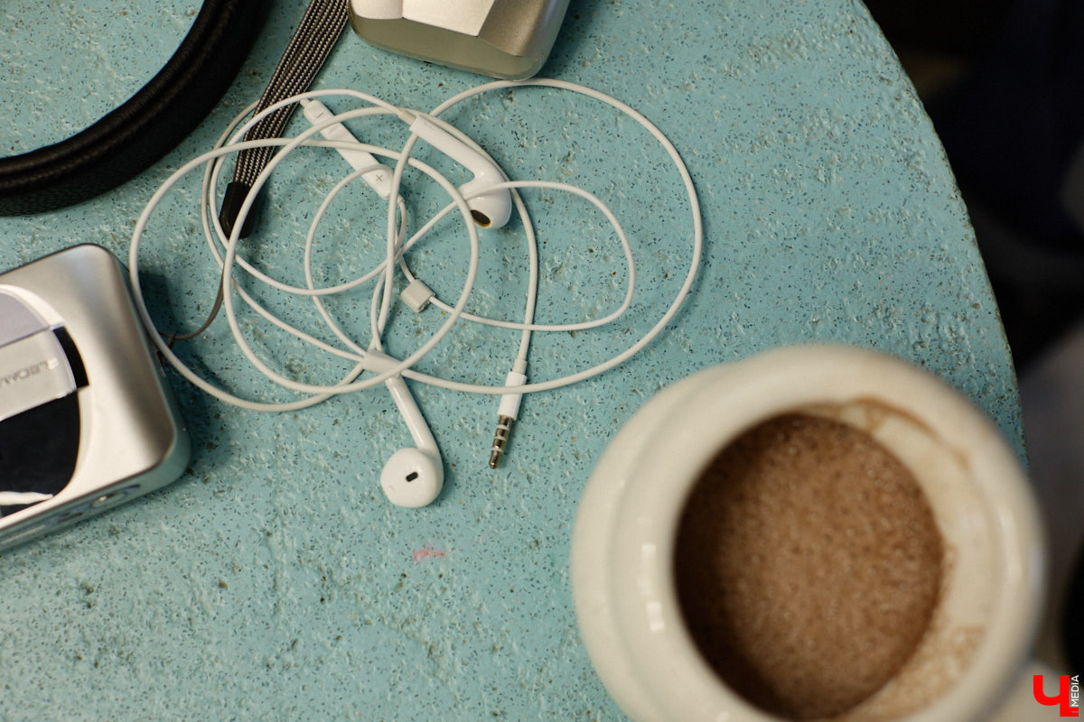 Помните, как недавно мы с удовольствием избавлялись от наушников, провода которых вечно путались в сумках? Смело нажимаем кнопку отмены. Теперь они новый тренд. Сама Белла Хадид публично отказалась от удобной Bluetooth-гарнитуры. А еще зумеры с удовольствием постят в социальных сетях зернистые фотки с пленочной камеры и слушают кассеты и винил. Ценители апдейта наоборот есть и во Владимире. Узнали их мнение на вопрос, почему старая техника снова в моде.