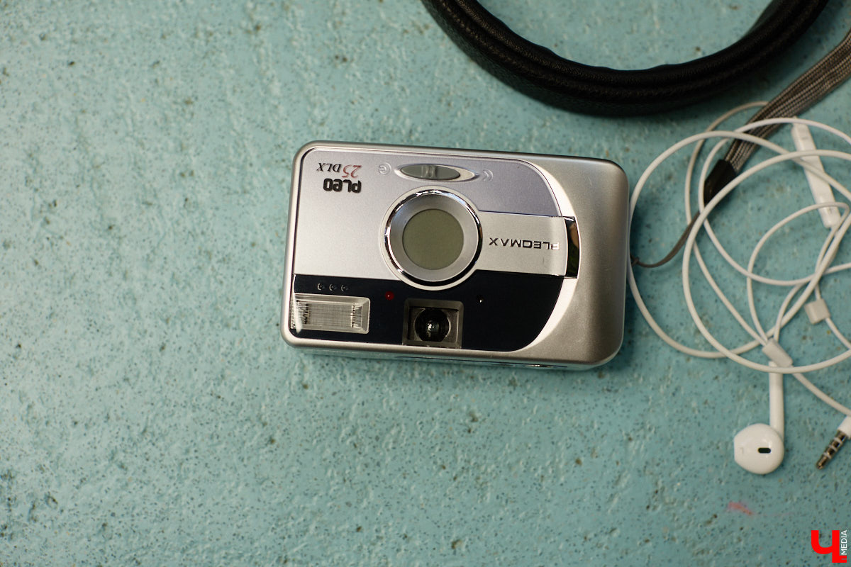 Помните, как недавно мы с удовольствием избавлялись от наушников, провода которых вечно путались в сумках? Смело нажимаем кнопку отмены. Теперь они новый тренд. Сама Белла Хадид публично отказалась от удобной Bluetooth-гарнитуры. А еще зумеры с удовольствием постят в социальных сетях зернистые фотки с пленочной камеры и слушают кассеты и винил. Ценители апдейта наоборот есть и во Владимире. Узнали их мнение на вопрос, почему старая техника снова в моде.