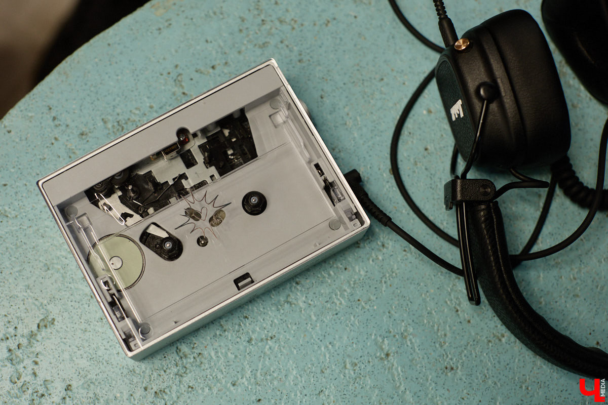 Помните, как недавно мы с удовольствием избавлялись от наушников, провода которых вечно путались в сумках? Смело нажимаем кнопку отмены. Теперь они новый тренд. Сама Белла Хадид публично отказалась от удобной Bluetooth-гарнитуры. А еще зумеры с удовольствием постят в социальных сетях зернистые фотки с пленочной камеры и слушают кассеты и винил. Ценители апдейта наоборот есть и во Владимире. Узнали их мнение на вопрос, почему старая техника снова в моде.