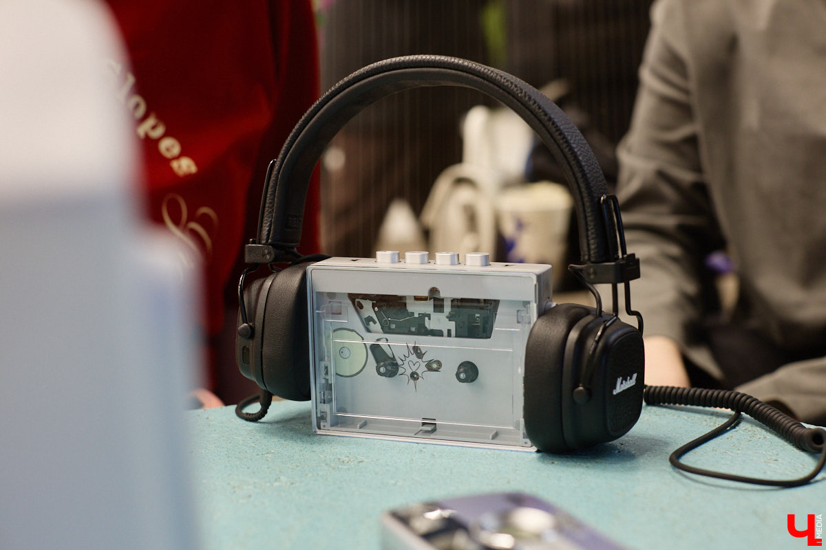 Помните, как недавно мы с удовольствием избавлялись от наушников, провода которых вечно путались в сумках? Смело нажимаем кнопку отмены. Теперь они новый тренд. Сама Белла Хадид публично отказалась от удобной Bluetooth-гарнитуры. А еще зумеры с удовольствием постят в социальных сетях зернистые фотки с пленочной камеры и слушают кассеты и винил. Ценители апдейта наоборот есть и во Владимире. Узнали их мнение на вопрос, почему старая техника снова в моде.