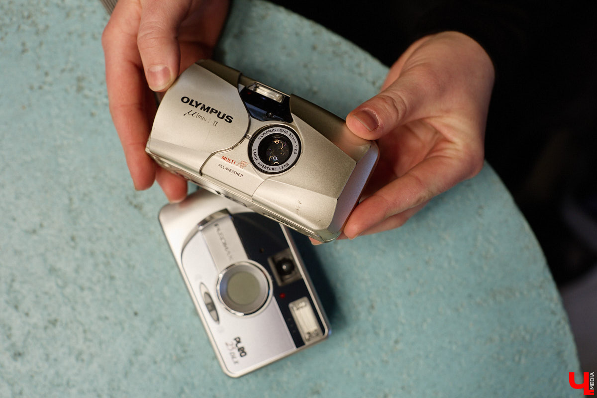 Помните, как недавно мы с удовольствием избавлялись от наушников, провода которых вечно путались в сумках? Смело нажимаем кнопку отмены. Теперь они новый тренд. Сама Белла Хадид публично отказалась от удобной Bluetooth-гарнитуры. А еще зумеры с удовольствием постят в социальных сетях зернистые фотки с пленочной камеры и слушают кассеты и винил. Ценители апдейта наоборот есть и во Владимире. Узнали их мнение на вопрос, почему старая техника снова в моде.