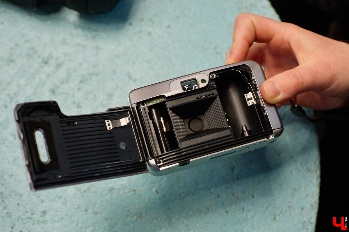 Помните, как недавно мы с удовольствием избавлялись от наушников, провода которых вечно путались в сумках? Смело нажимаем кнопку отмены. Теперь они новый тренд. Сама Белла Хадид публично отказалась от удобной Bluetooth-гарнитуры. А еще зумеры с удовольствием постят в социальных сетях зернистые фотки с пленочной камеры и слушают кассеты и винил. Ценители апдейта наоборот есть и во Владимире. Узнали их мнение на вопрос, почему старая техника снова в моде.