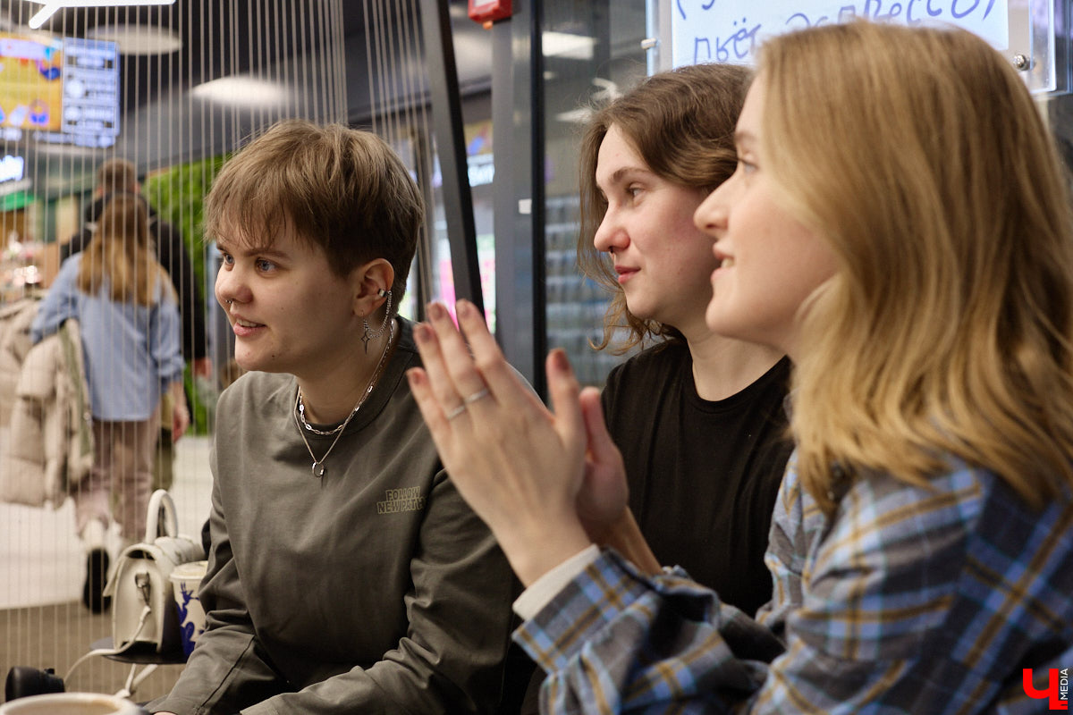 Помните, как недавно мы с удовольствием избавлялись от наушников, провода которых вечно путались в сумках? Смело нажимаем кнопку отмены. Теперь они новый тренд. Сама Белла Хадид публично отказалась от удобной Bluetooth-гарнитуры. А еще зумеры с удовольствием постят в социальных сетях зернистые фотки с пленочной камеры и слушают кассеты и винил. Ценители апдейта наоборот есть и во Владимире. Узнали их мнение на вопрос, почему старая техника снова в моде.