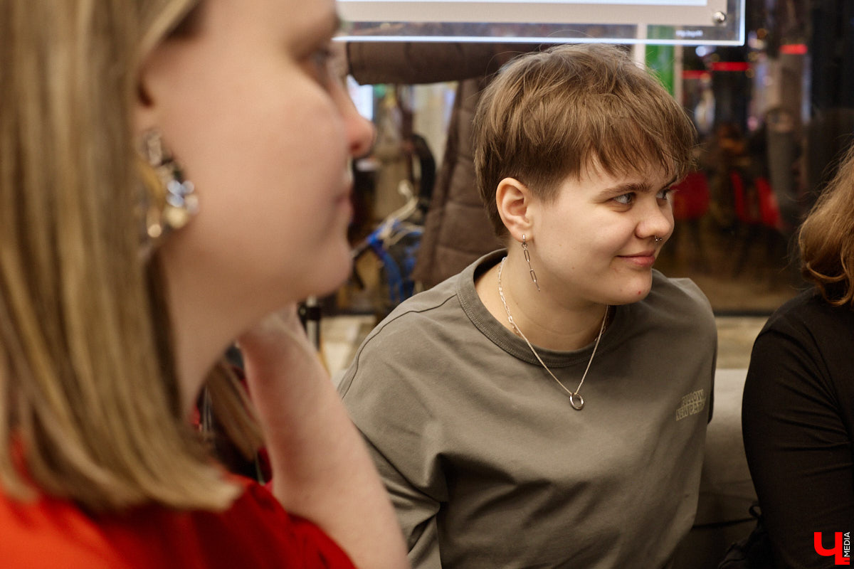 Помните, как недавно мы с удовольствием избавлялись от наушников, провода которых вечно путались в сумках? Смело нажимаем кнопку отмены. Теперь они новый тренд. Сама Белла Хадид публично отказалась от удобной Bluetooth-гарнитуры. А еще зумеры с удовольствием постят в социальных сетях зернистые фотки с пленочной камеры и слушают кассеты и винил. Ценители апдейта наоборот есть и во Владимире. Узнали их мнение на вопрос, почему старая техника снова в моде.