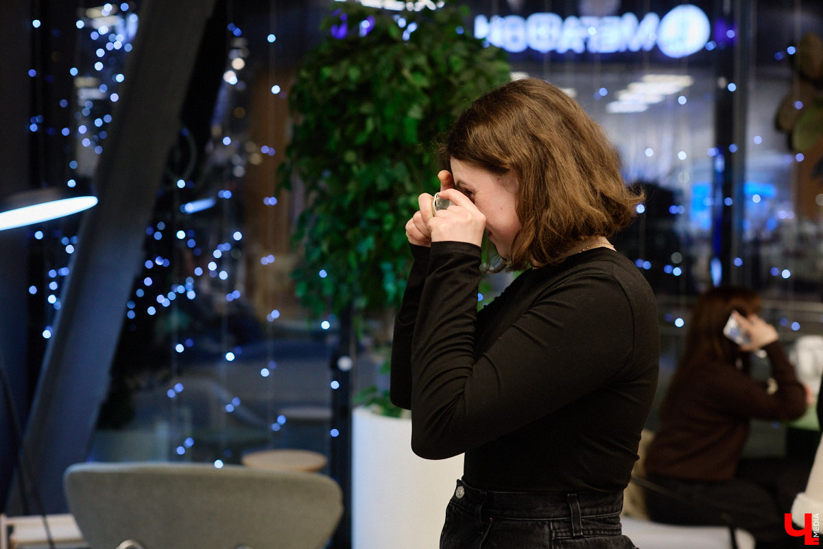 Помните, как недавно мы с удовольствием избавлялись от наушников, провода которых вечно путались в сумках? Смело нажимаем кнопку отмены. Теперь они новый тренд. Сама Белла Хадид публично отказалась от удобной Bluetooth-гарнитуры. А еще зумеры с удовольствием постят в социальных сетях зернистые фотки с пленочной камеры и слушают кассеты и винил. Ценители апдейта наоборот есть и во Владимире. Узнали их мнение на вопрос, почему старая техника снова в моде.