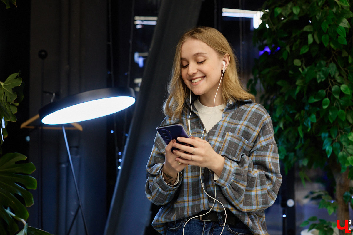 Помните, как недавно мы с удовольствием избавлялись от наушников, провода которых вечно путались в сумках? Смело нажимаем кнопку отмены. Теперь они новый тренд. Сама Белла Хадид публично отказалась от удобной Bluetooth-гарнитуры. А еще зумеры с удовольствием постят в социальных сетях зернистые фотки с пленочной камеры и слушают кассеты и винил. Ценители апдейта наоборот есть и во Владимире. Узнали их мнение на вопрос, почему старая техника снова в моде.