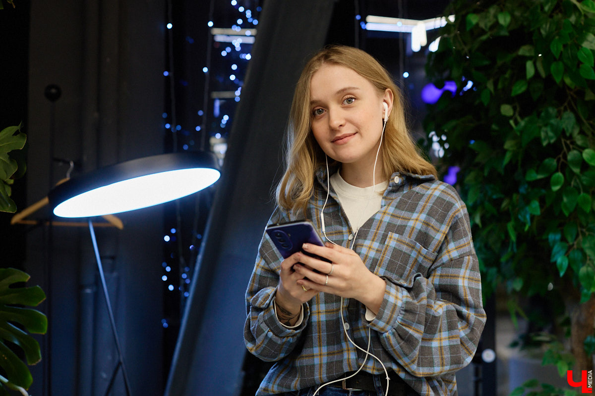 Помните, как недавно мы с удовольствием избавлялись от наушников, провода которых вечно путались в сумках? Смело нажимаем кнопку отмены. Теперь они новый тренд. Сама Белла Хадид публично отказалась от удобной Bluetooth-гарнитуры. А еще зумеры с удовольствием постят в социальных сетях зернистые фотки с пленочной камеры и слушают кассеты и винил. Ценители апдейта наоборот есть и во Владимире. Узнали их мнение на вопрос, почему старая техника снова в моде.