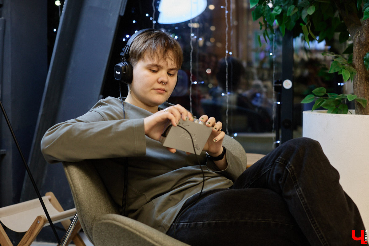 Помните, как недавно мы с удовольствием избавлялись от наушников, провода которых вечно путались в сумках? Смело нажимаем кнопку отмены. Теперь они новый тренд. Сама Белла Хадид публично отказалась от удобной Bluetooth-гарнитуры. А еще зумеры с удовольствием постят в социальных сетях зернистые фотки с пленочной камеры и слушают кассеты и винил. Ценители апдейта наоборот есть и во Владимире. Узнали их мнение на вопрос, почему старая техника снова в моде.