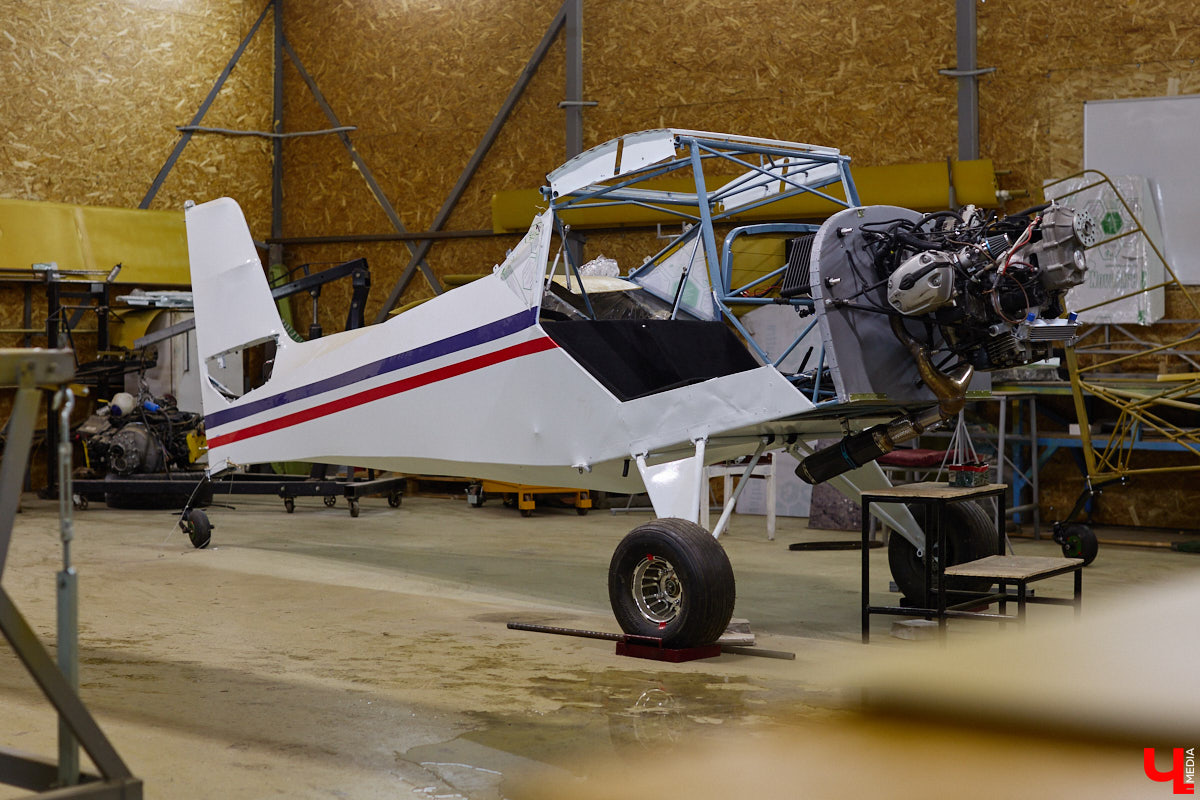Не все знают, но на территории Владимирской области собирают настоящие самолеты. Производство летательных аппаратов единичного типа расположено в ангаре на территории частного аэродрома общей авиации Павловское. Там трудится небольшая команда любителей неба. «Ключ-Медиа» заглянул к ним в гости.