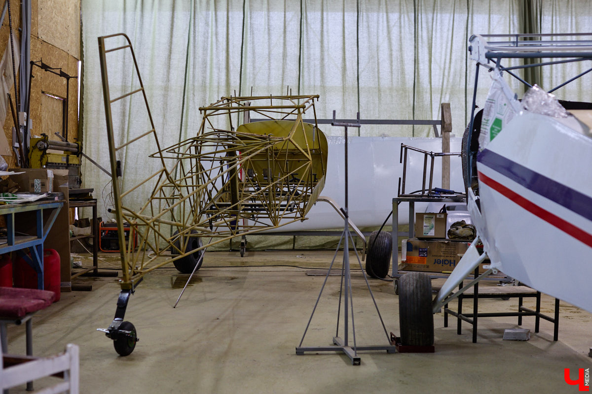 Не все знают, но на территории Владимирской области собирают настоящие самолеты. Производство летательных аппаратов единичного типа расположено в ангаре на территории частного аэродрома общей авиации Павловское. Там трудится небольшая команда любителей неба. «Ключ-Медиа» заглянул к ним в гости.