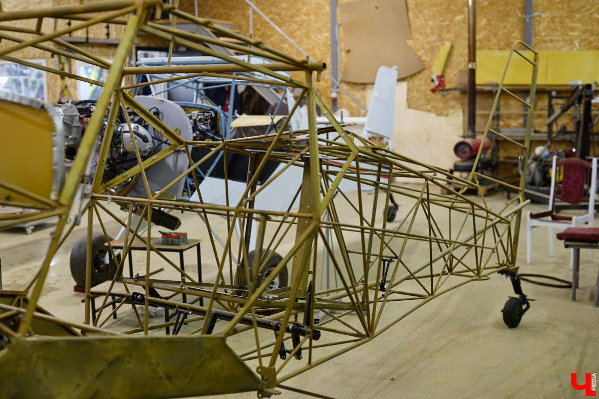 Не все знают, но на территории Владимирской области собирают настоящие самолеты. Производство летательных аппаратов единичного типа расположено в ангаре на территории частного аэродрома общей авиации Павловское. Там трудится небольшая команда любителей неба. «Ключ-Медиа» заглянул к ним в гости.