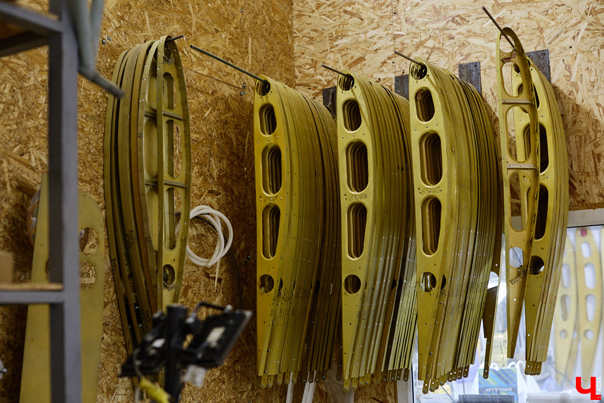 Не все знают, но на территории Владимирской области собирают настоящие самолеты. Производство летательных аппаратов единичного типа расположено в ангаре на территории частного аэродрома общей авиации Павловское. Там трудится небольшая команда любителей неба. «Ключ-Медиа» заглянул к ним в гости.