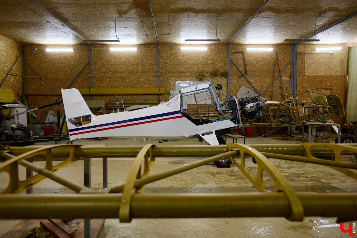 Не все знают, но на территории Владимирской области собирают настоящие самолеты. Производство летательных аппаратов единичного типа расположено в ангаре на территории частного аэродрома общей авиации Павловское. Там трудится небольшая команда любителей неба. «Ключ-Медиа» заглянул к ним в гости.
