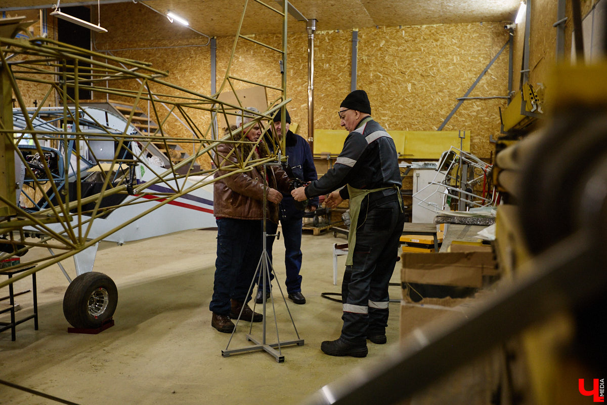 Не все знают, но на территории Владимирской области собирают настоящие самолеты. Производство летательных аппаратов единичного типа расположено в ангаре на территории частного аэродрома общей авиации Павловское. Там трудится небольшая команда любителей неба. «Ключ-Медиа» заглянул к ним в гости.