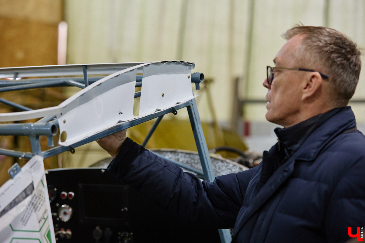 Не все знают, но на территории Владимирской области собирают настоящие самолеты. Производство летательных аппаратов единичного типа расположено в ангаре на территории частного аэродрома общей авиации Павловское. Там трудится небольшая команда любителей неба. «Ключ-Медиа» заглянул к ним в гости.