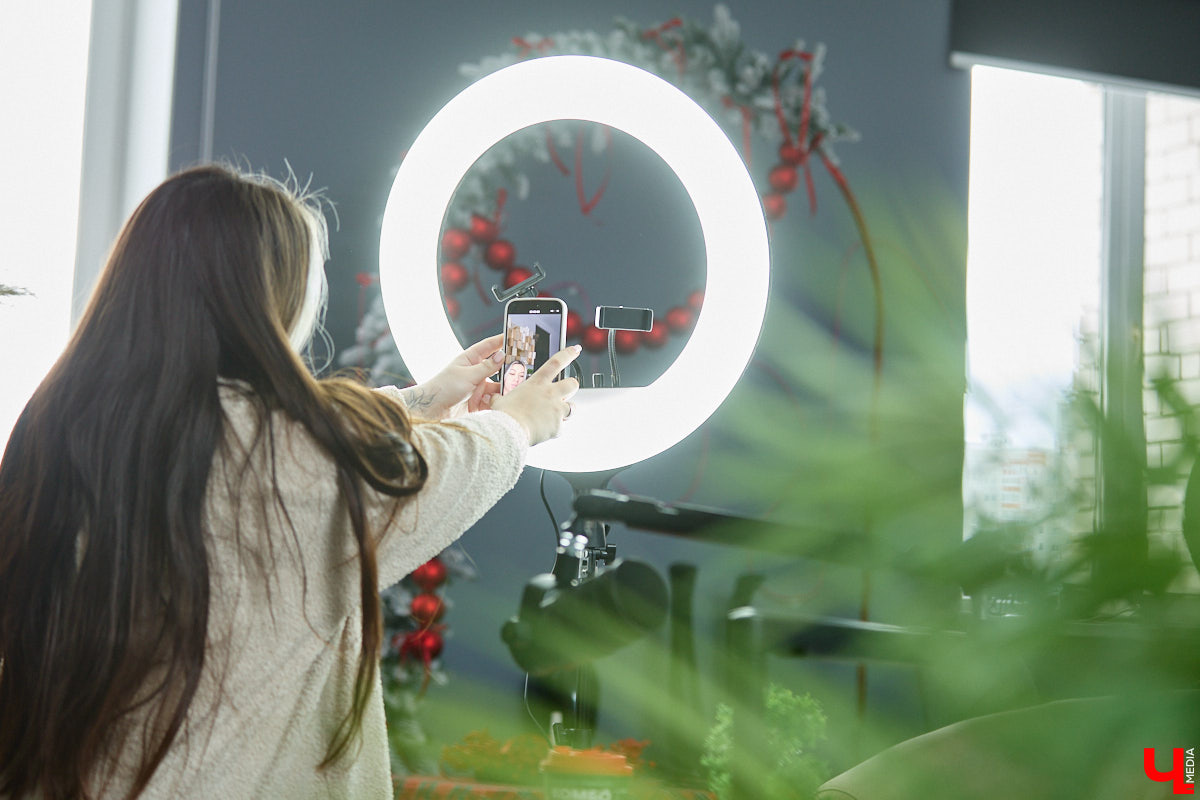 Анастасия Туркина — креативный продюсер студии «Инсайт Люди». Она занимается развитием блогеров, однако и сама радует контентом своих поклонников. Один из самых ярких ее проектов — «Три поколения». За счет чего он завоевал народную любовь и благодаря чему набирает миллионы просмотров, разузнал «Ключ-Медиа».