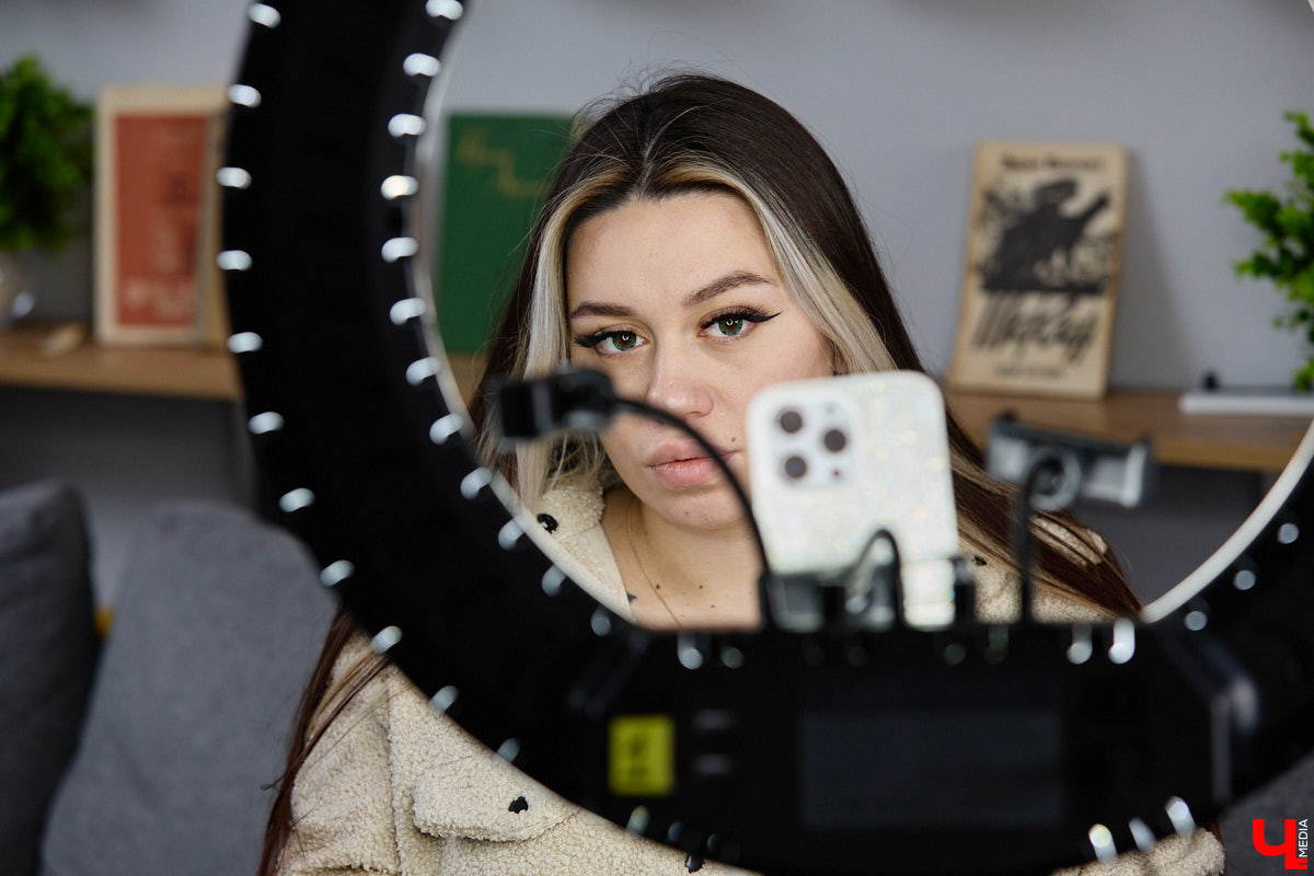 Анастасия Туркина — креативный продюсер студии «Инсайт Люди». Она занимается развитием блогеров, однако и сама радует контентом своих поклонников. Один из самых ярких ее проектов — «Три поколения». За счет чего он завоевал народную любовь и благодаря чему набирает миллионы просмотров, разузнал «Ключ-Медиа».