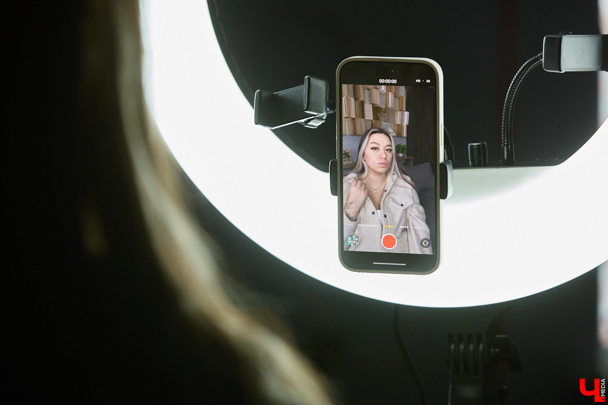 Анастасия Туркина — креативный продюсер студии «Инсайт Люди». Она занимается развитием блогеров, однако и сама радует контентом своих поклонников. Один из самых ярких ее проектов — «Три поколения». За счет чего он завоевал народную любовь и благодаря чему набирает миллионы просмотров, разузнал «Ключ-Медиа».