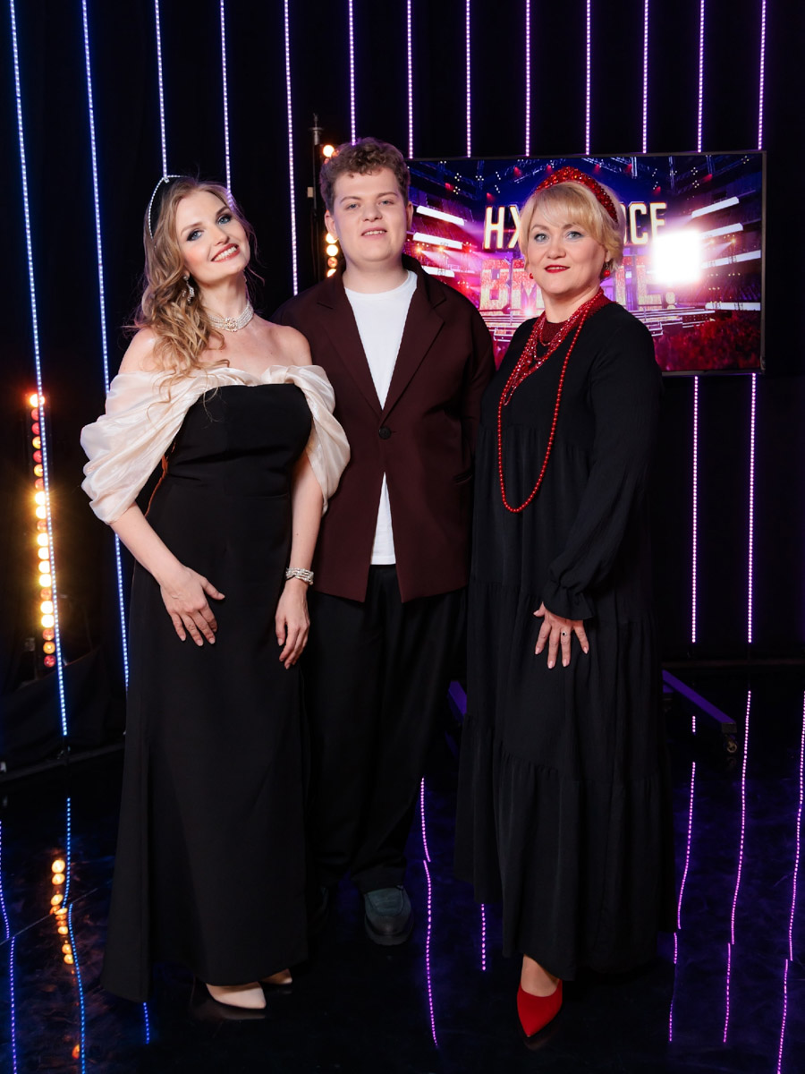 Владимирские эксперты попали в звездную сотню третьего сезона вокального шоу «Ну-ка, все вместе! Хором!» Теперь в числе прочих оценивают исполнителей художественный руководитель Хора русской песни областного музыкального колледжа Ольга Козырева и хормейстер коллектива Максим Фадеев. Первые программы проекта уже вышли в эфир. Узнали детали!