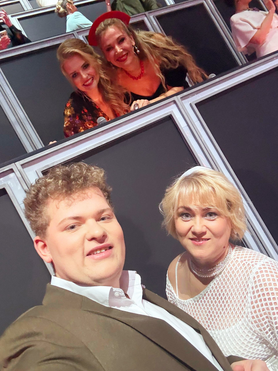 Владимирские эксперты попали в звездную сотню третьего сезона вокального шоу «Ну-ка, все вместе! Хором!» Теперь в числе прочих оценивают исполнителей художественный руководитель Хора русской песни областного музыкального колледжа Ольга Козырева и хормейстер коллектива Максим Фадеев. Первые программы проекта уже вышли в эфир. Узнали детали!