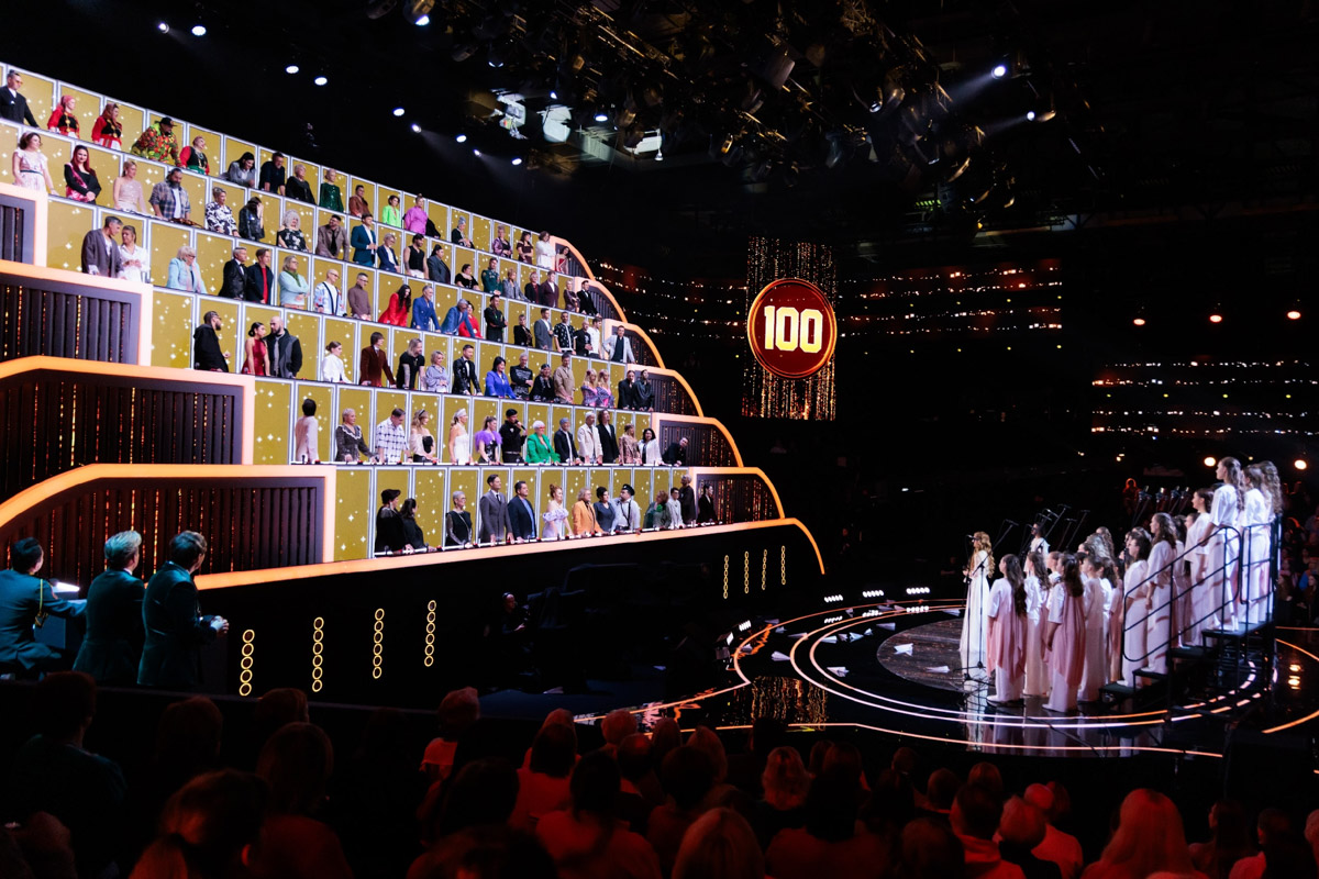 Владимирские эксперты попали в звездную сотню третьего сезона вокального шоу «Ну-ка, все вместе! Хором!» Теперь в числе прочих оценивают исполнителей художественный руководитель Хора русской песни областного музыкального колледжа Ольга Козырева и хормейстер коллектива Максим Фадеев. Первые программы проекта уже вышли в эфир. Узнали детали!