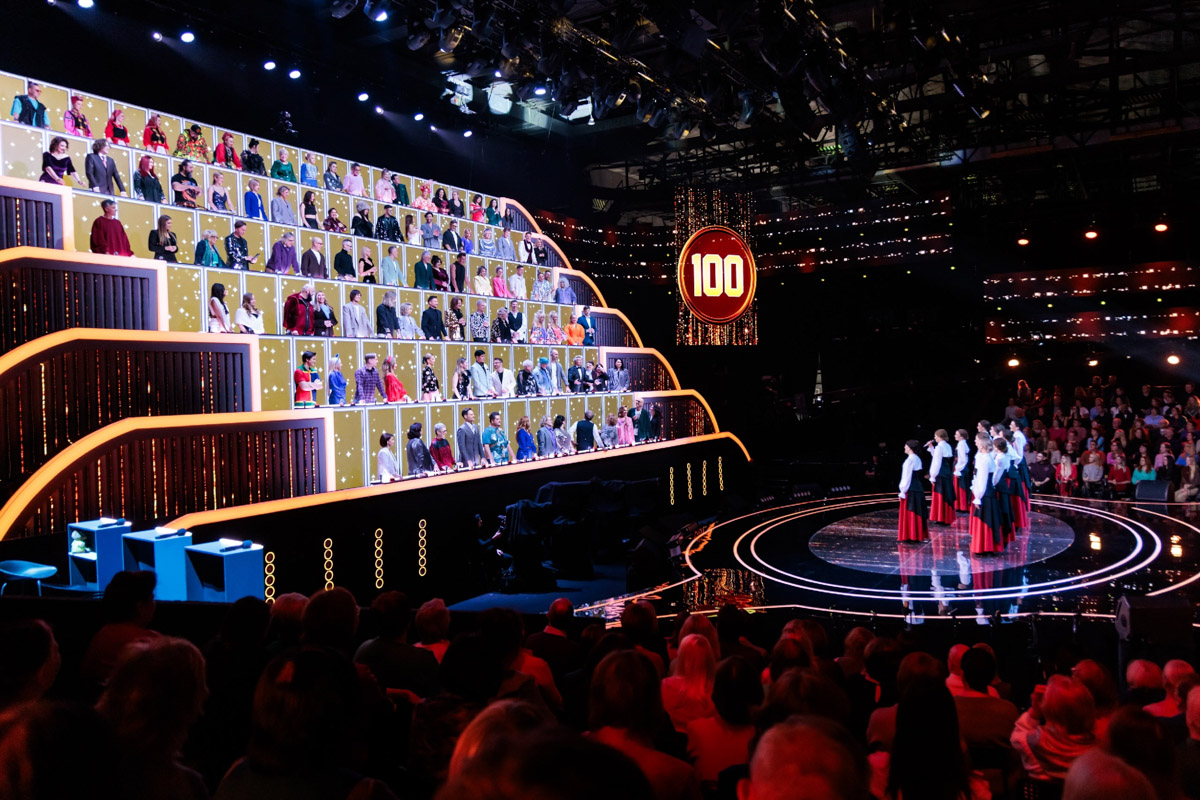 Владимирские эксперты попали в звездную сотню третьего сезона вокального шоу «Ну-ка, все вместе! Хором!» Теперь в числе прочих оценивают исполнителей художественный руководитель Хора русской песни областного музыкального колледжа Ольга Козырева и хормейстер коллектива Максим Фадеев. Первые программы проекта уже вышли в эфир. Узнали детали!