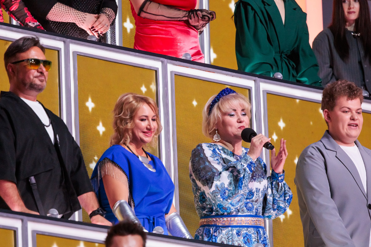 Владимирские эксперты попали в звездную сотню третьего сезона вокального шоу «Ну-ка, все вместе! Хором!» Теперь в числе прочих оценивают исполнителей художественный руководитель Хора русской песни областного музыкального колледжа Ольга Козырева и хормейстер коллектива Максим Фадеев. Первые программы проекта уже вышли в эфир. Узнали детали!