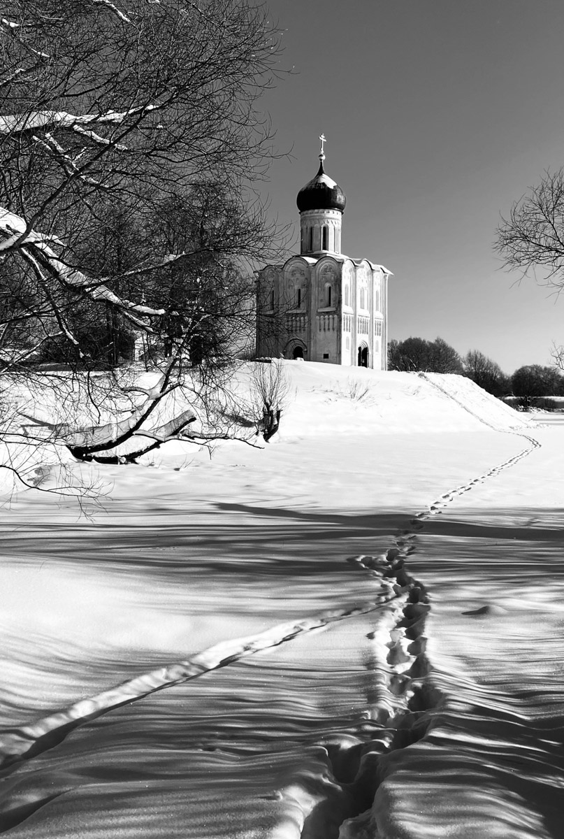С ноября по март мы лицезреем из окна черно-белую картинку. От нее легко устать, однако фотографы готовы доказать: в монохроме есть свое очарование! «Ключ-Медиа» собрал интересные кадры местных мастеров, умеющих найти красоту в серых буднях.