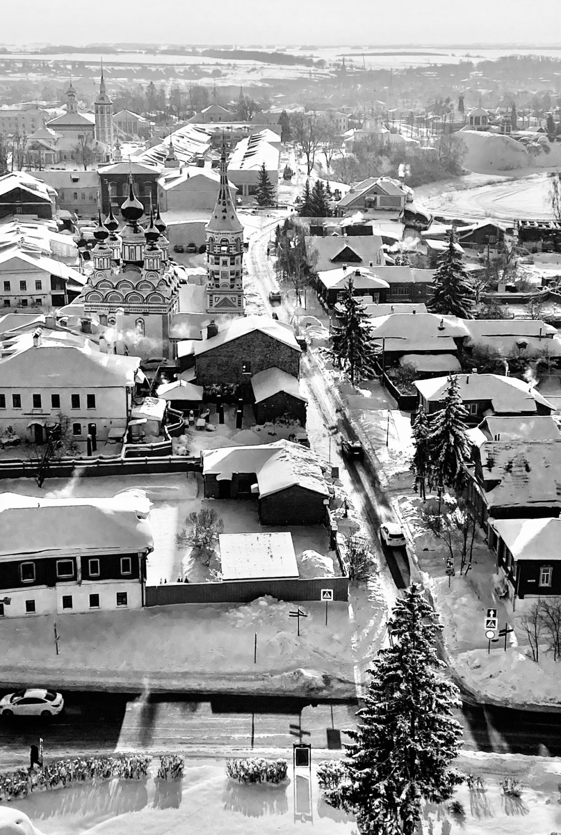 С ноября по март мы лицезреем из окна черно-белую картинку. От нее легко устать, однако фотографы готовы доказать: в монохроме есть свое очарование! «Ключ-Медиа» собрал интересные кадры местных мастеров, умеющих найти красоту в серых буднях.