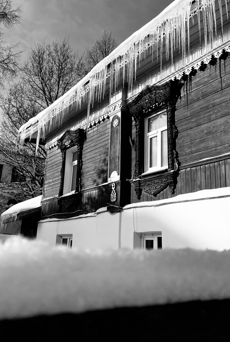 С ноября по март мы лицезреем из окна черно-белую картинку. От нее легко устать, однако фотографы готовы доказать: в монохроме есть свое очарование! «Ключ-Медиа» собрал интересные кадры местных мастеров, умеющих найти красоту в серых буднях.