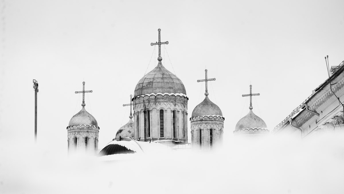 С ноября по март мы лицезреем из окна черно-белую картинку. От нее легко устать, однако фотографы готовы доказать: в монохроме есть свое очарование! «Ключ-Медиа» собрал интересные кадры местных мастеров, умеющих найти красоту в серых буднях.