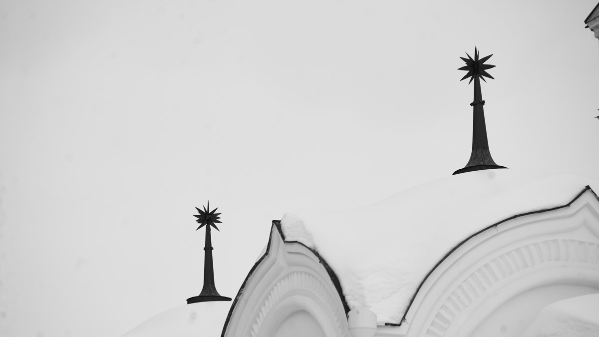 С ноября по март мы лицезреем из окна черно-белую картинку. От нее легко устать, однако фотографы готовы доказать: в монохроме есть свое очарование! «Ключ-Медиа» собрал интересные кадры местных мастеров, умеющих найти красоту в серых буднях.