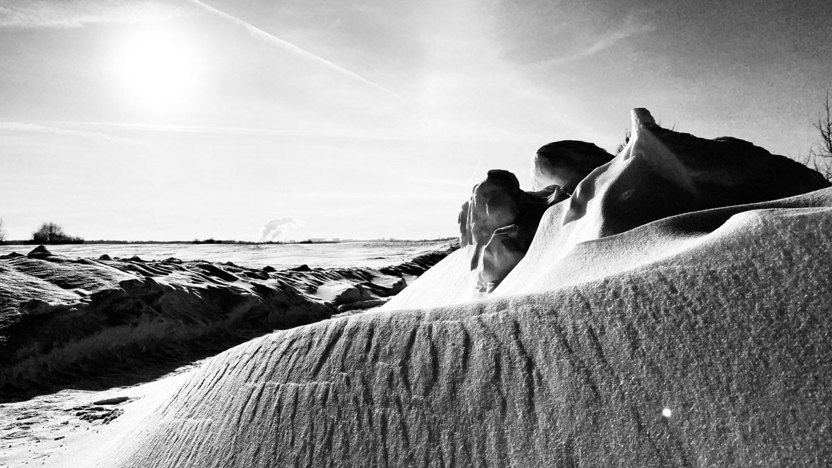 С ноября по март мы лицезреем из окна черно-белую картинку. От нее легко устать, однако фотографы готовы доказать: в монохроме есть свое очарование! «Ключ-Медиа» собрал интересные кадры местных мастеров, умеющих найти красоту в серых буднях.