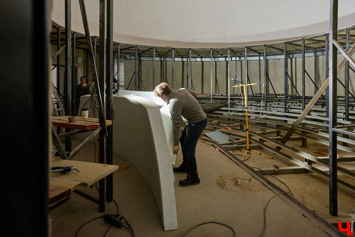 Владимирский планетарий продолжает подготовку к долгожданному переезду. Если всё пойдет по плану, то уже к началу следующего учебного года он распахнет свои двери на новом месте. Для этого необходимо завершить работы в купольном зале, смонтировать проекционный свод из стеклопластика диаметром 12 метров и установить светомузыкальное оборудование. «Ключ-Медиа» побывал на экскурсии по «звездному дому».