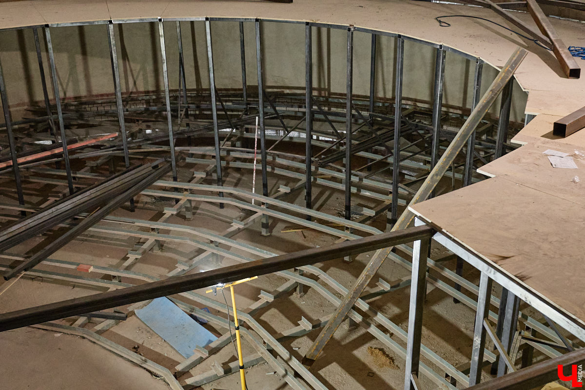 Владимирский планетарий продолжает подготовку к долгожданному переезду. Если всё пойдет по плану, то уже к началу следующего учебного года он распахнет свои двери на новом месте. Для этого необходимо завершить работы в купольном зале, смонтировать проекционный свод из стеклопластика диаметром 12 метров и установить светомузыкальное оборудование. «Ключ-Медиа» побывал на экскурсии по «звездному дому».