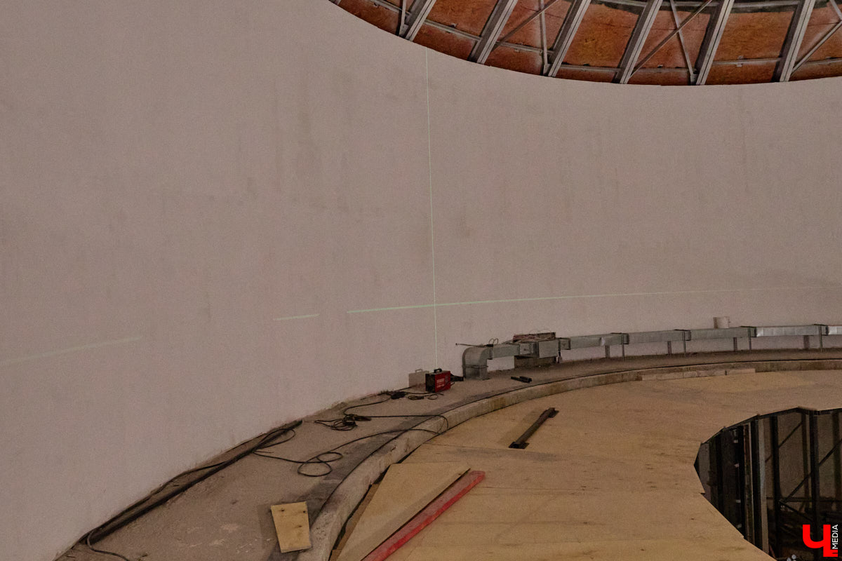 Владимирский планетарий продолжает подготовку к долгожданному переезду. Если всё пойдет по плану, то уже к началу следующего учебного года он распахнет свои двери на новом месте. Для этого необходимо завершить работы в купольном зале, смонтировать проекционный свод из стеклопластика диаметром 12 метров и установить светомузыкальное оборудование. «Ключ-Медиа» побывал на экскурсии по «звездному дому».