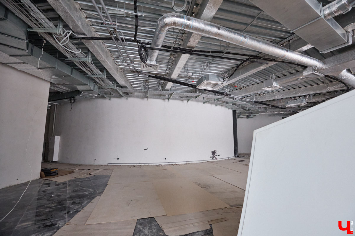 Владимирский планетарий продолжает подготовку к долгожданному переезду. Если всё пойдет по плану, то уже к началу следующего учебного года он распахнет свои двери на новом месте. Для этого необходимо завершить работы в купольном зале, смонтировать проекционный свод из стеклопластика диаметром 12 метров и установить светомузыкальное оборудование. «Ключ-Медиа» побывал на экскурсии по «звездному дому».