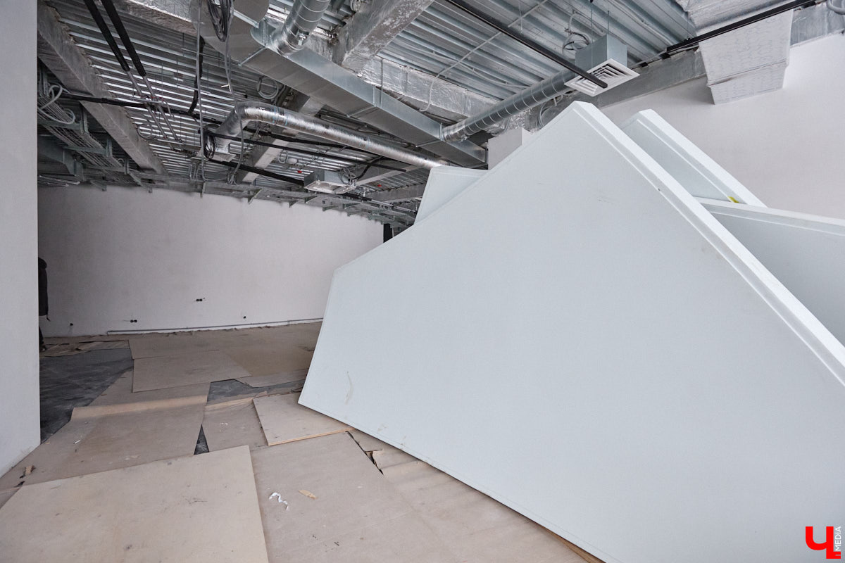 Владимирский планетарий продолжает подготовку к долгожданному переезду. Если всё пойдет по плану, то уже к началу следующего учебного года он распахнет свои двери на новом месте. Для этого необходимо завершить работы в купольном зале, смонтировать проекционный свод из стеклопластика диаметром 12 метров и установить светомузыкальное оборудование. «Ключ-Медиа» побывал на экскурсии по «звездному дому».