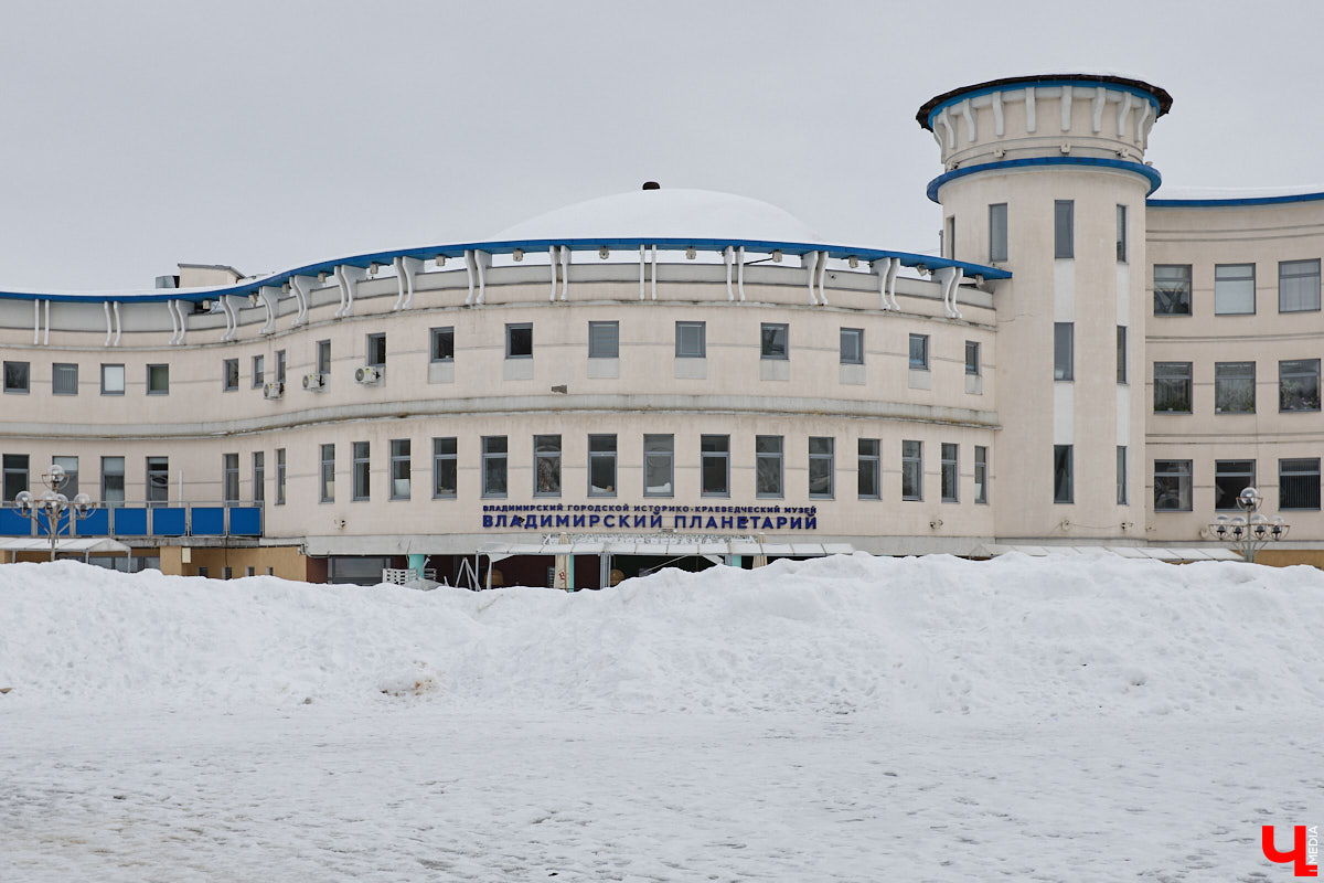 Владимирский планетарий продолжает подготовку к долгожданному переезду. Если всё пойдет по плану, то уже к началу следующего учебного года он распахнет свои двери на новом месте. Для этого необходимо завершить работы в купольном зале, смонтировать проекционный свод из стеклопластика диаметром 12 метров и установить светомузыкальное оборудование. «Ключ-Медиа» побывал на экскурсии по «звездному дому».