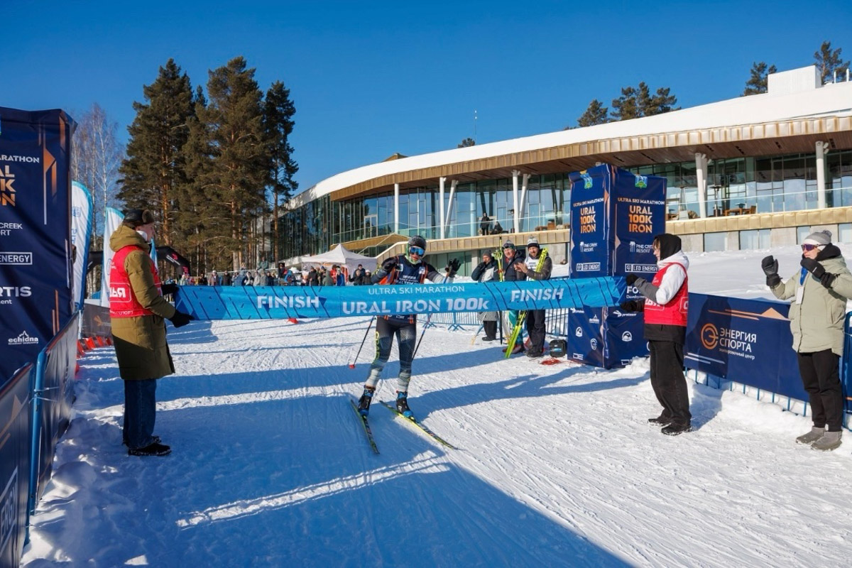 URAL IRON 100k считается одной из самых тяжелых и престижных лыжных дистанций в стране. Преодолеть 100 километров под силу единицам, а возможность финишировать первым можно смело приравнять к настоящему спортивному подвигу. Иван Киселев из Владимира не только опробовал этот легендарный маршрут в Екатеринбурге впервые, но и забрал заслуженное золото. «Ключ-Медиа» узнал у спортсмена о его страсти к спорту и прохождении ультрамарафона.